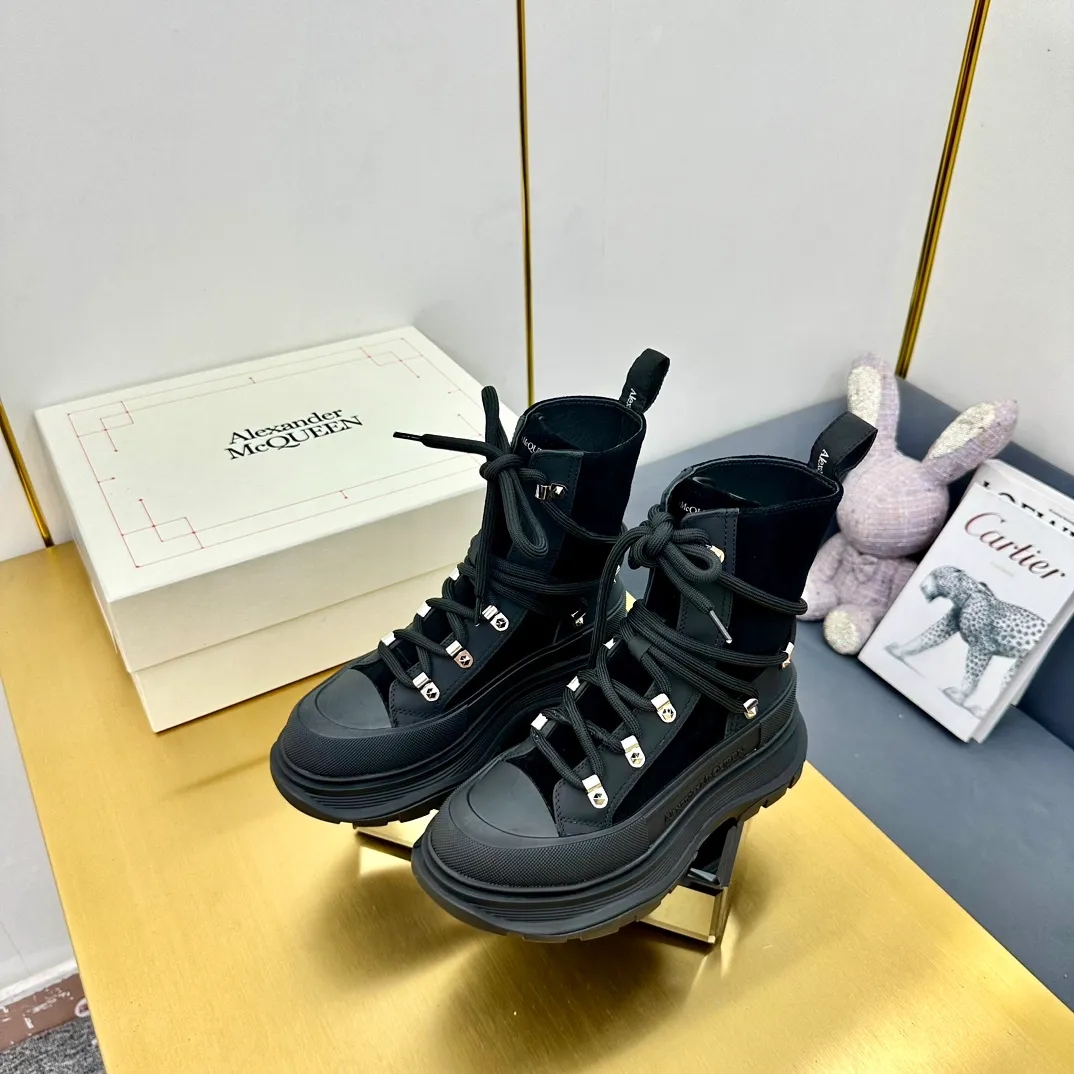 👟👟Ex-factory price 680👟👟 Alexander McQueen's latest thick-soled Martin boots, original 1:1 development, outsole original open-film TPU sole, fabric full-grain cowhide + high mercerized cowhide, lining sheepskin original hardware carabiner bottom height 5cm Size: #35-40 39-45
